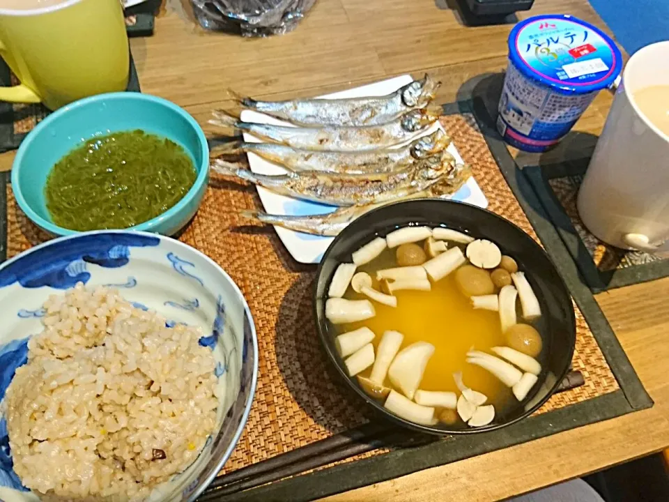 Snapdishの料理写真:めかぶ&ししゃも&しめじの味噌汁|まぐろさん