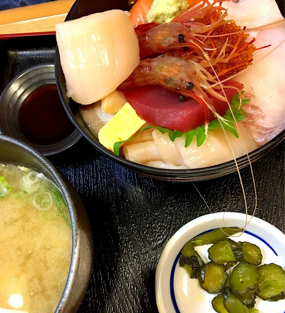 たっぷり海鮮丼🐠🦐|じゅんこさん