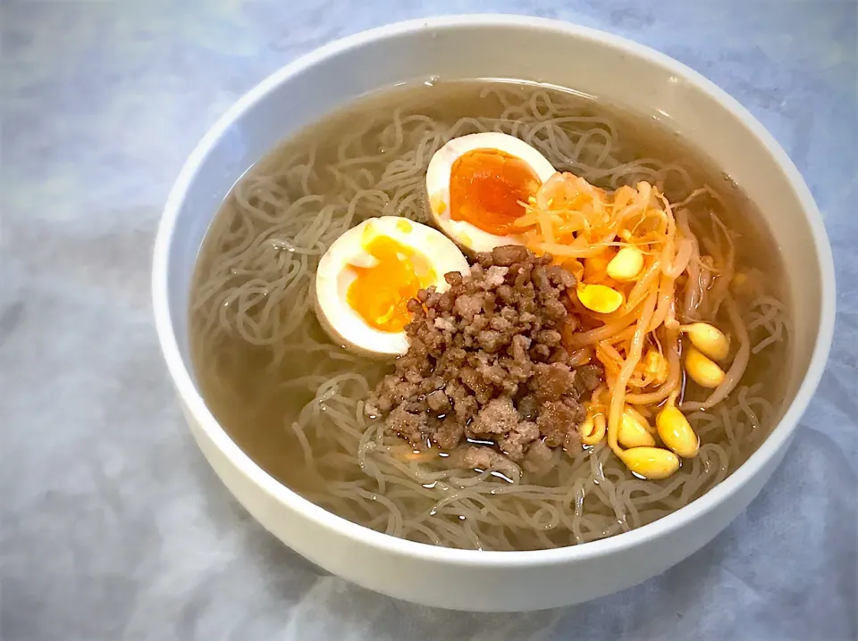 ランチにそば粉主体の麺に冷たいスープをはった、水冷麺を頂きます🎉🎵❗️|ギムレットさん