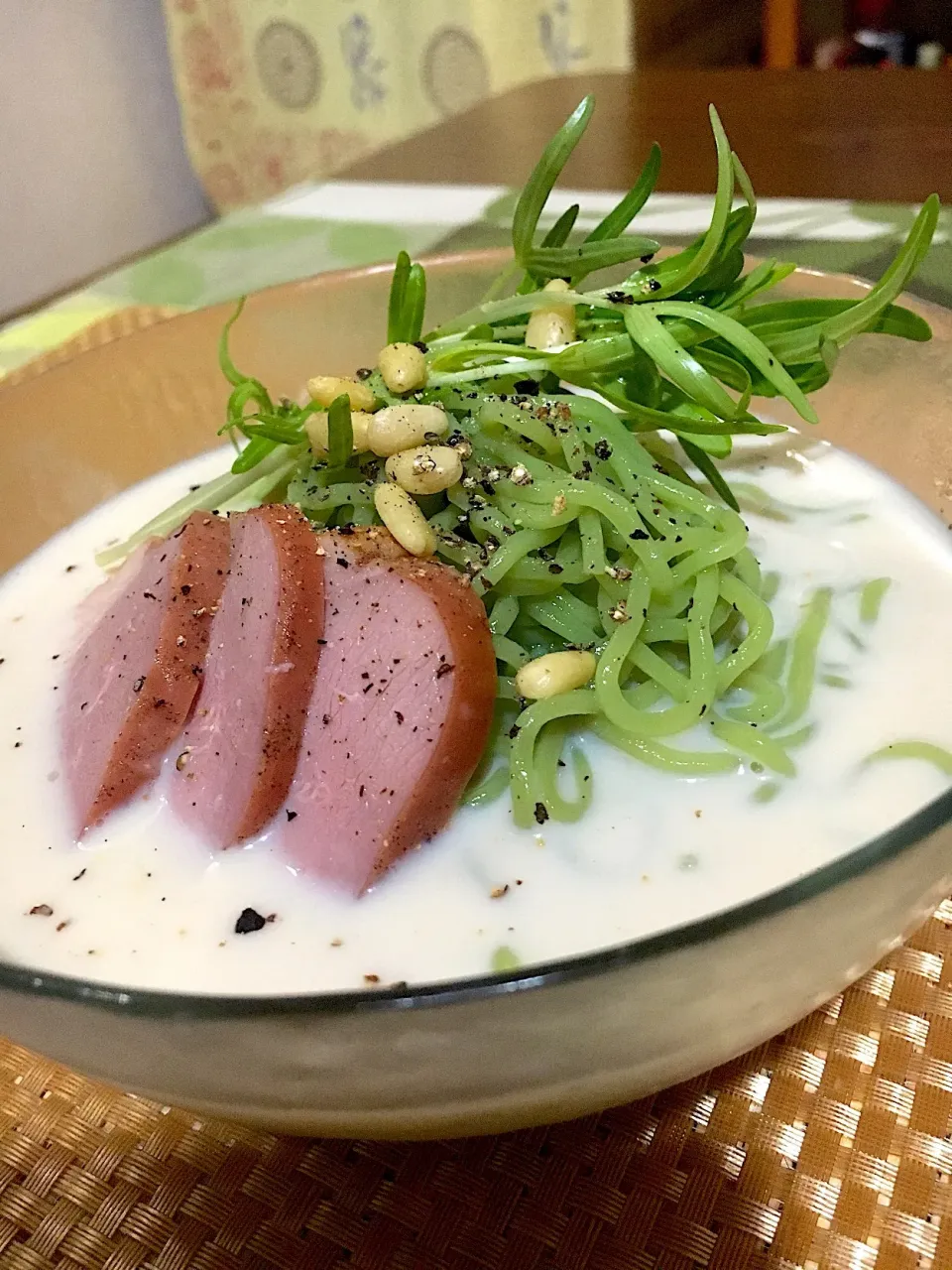 豆乳と麺つゆの冷たいラーメン🌿                 紫キャベツを茹でたお湯で中華麺を茹でたら鮮やかな緑色に🌿 ちょっと七夕風😊|🌿ぴぴさん