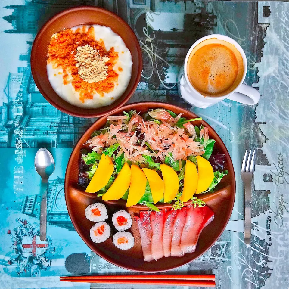 土曜の昼ごはん♪お刺身・細巻き・マンゴーとグレープフルーツサラダ・きな粉ヨーグルト|キノコ🍄さん