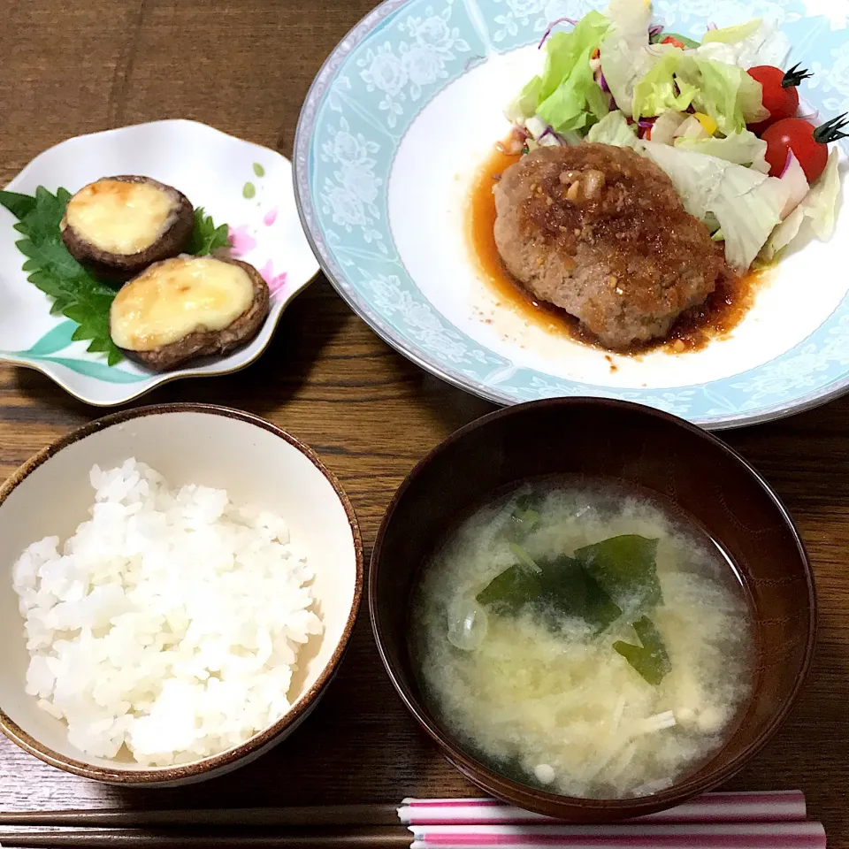 Snapdishの料理写真:#ごはん 
 #ハンバーグ おろし玉ねぎソース
 #しいたけの味噌マヨネーズ焼き 
#玉ねぎとわかめの味噌汁|まきさん