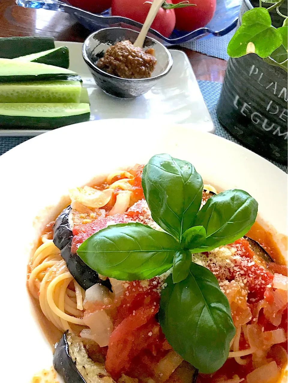 丸ごとトマトソースパスタ、バジル添え|シュトママさん