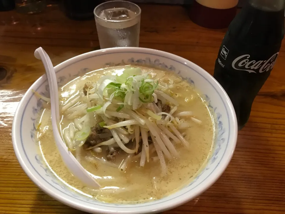 味噌ラーメンとコーラ|手品先輩さん