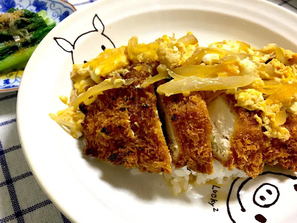 Snapdishの料理写真:チキンカツの卵とじ丼✨|はるさん