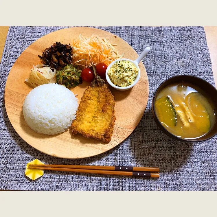 Snapdishの料理写真:#いわしのフライ
#タルタルソース
#ひじきの煮物
#レンコン甘酢漬け
#キュウリとミョウガの和え物
#にんじんキャベツのサラダ
#カボチャ、お揚げ、玉ねぎの味噌汁|erikaさん