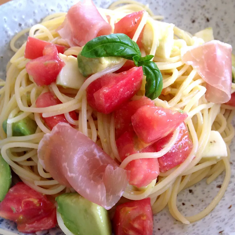 Snapdishの料理写真:今日も冷たいランチ 2018.7.1 #カッペリーニ #冷製パスタ #アボ部  #アボカド #トマト #モッツァレラチーズ #生ハム|Yu Yu mamaさん