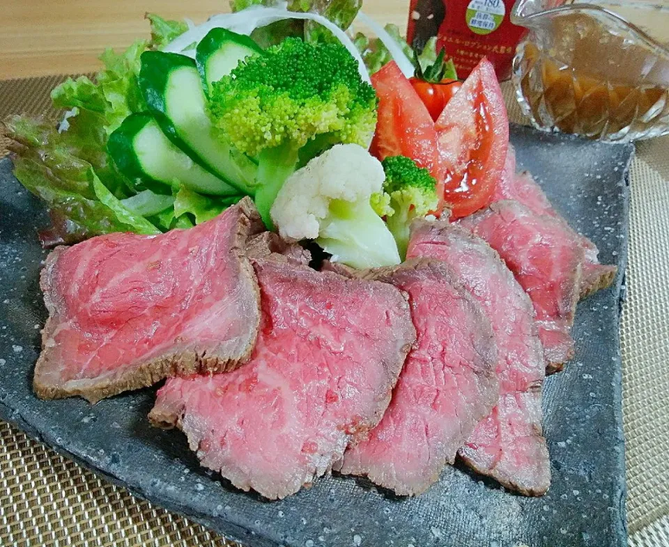 Snapdishの料理写真:sakurakoaya31さんの料理 ローストビーフ ポン酢にんにくオニオンソースでしっとり柔らか～💓|sakurakoさん