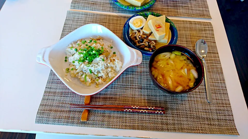 今日の夕食 ごぼうとツナの炊き込みご飯、高野豆腐の煮物、じゃがいもの味噌汁|pinknari🐰🌈さん