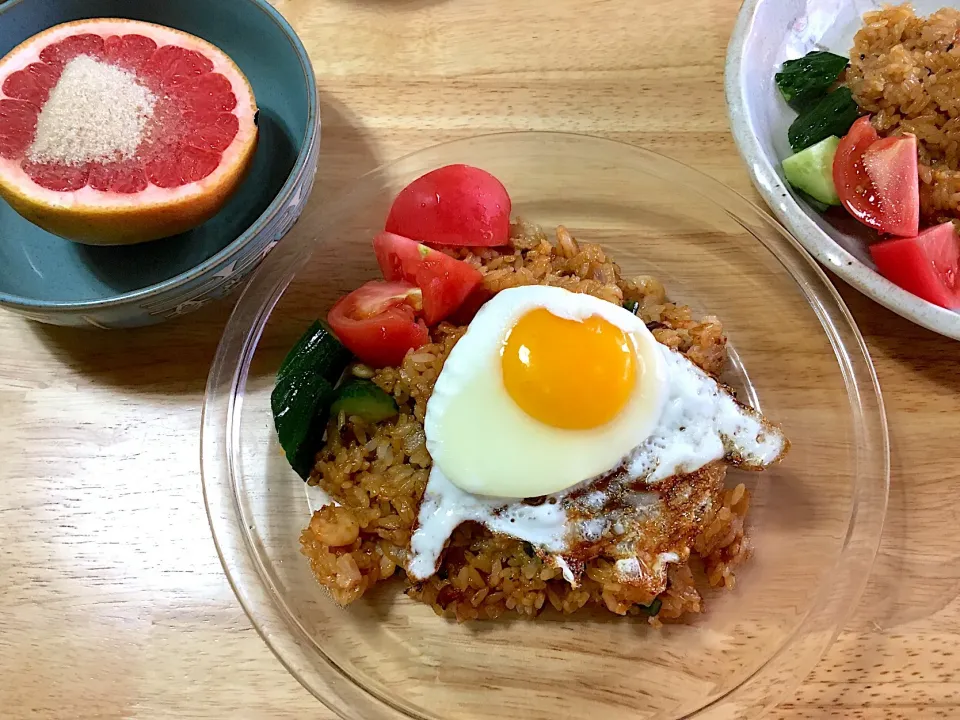 Snapdishの料理写真:お昼ご飯はナシゴレン風炒飯━ﾟ+｡:.ﾟ(*´艸 ｀*)ﾟ.:｡+ﾟ━ｯ♪
グレープフルーツは…
野蛮人と言われてもやはり子どもの頃からこの食べ方😅キビ砂糖かけてスプーンですくって❣️|さくたえさん