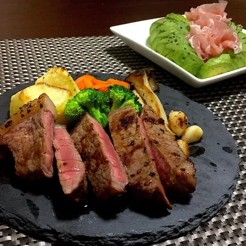 「メキシコ産アボカド」を使ってみたSnapdishの料理・レシピ写真:グリル野菜とステーキ🥩
アボカドと生ハムのサラダ