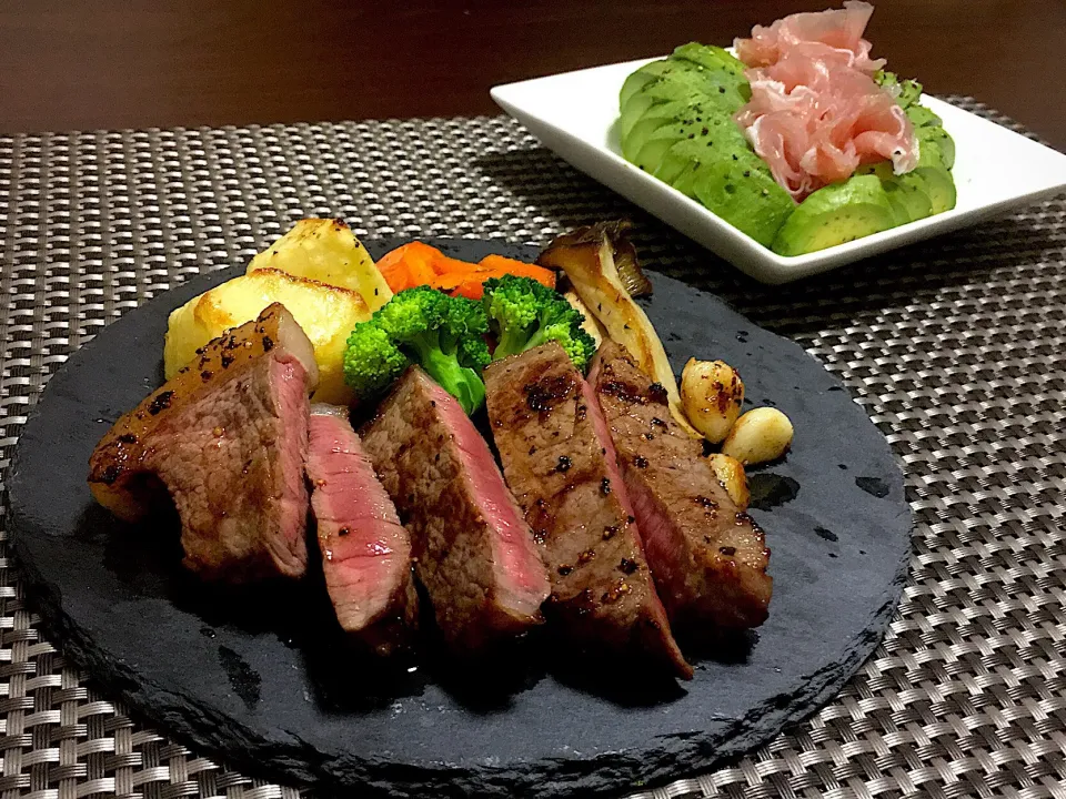 グリル野菜とステーキ🥩
アボカドと生ハムのサラダ|みっきーさん