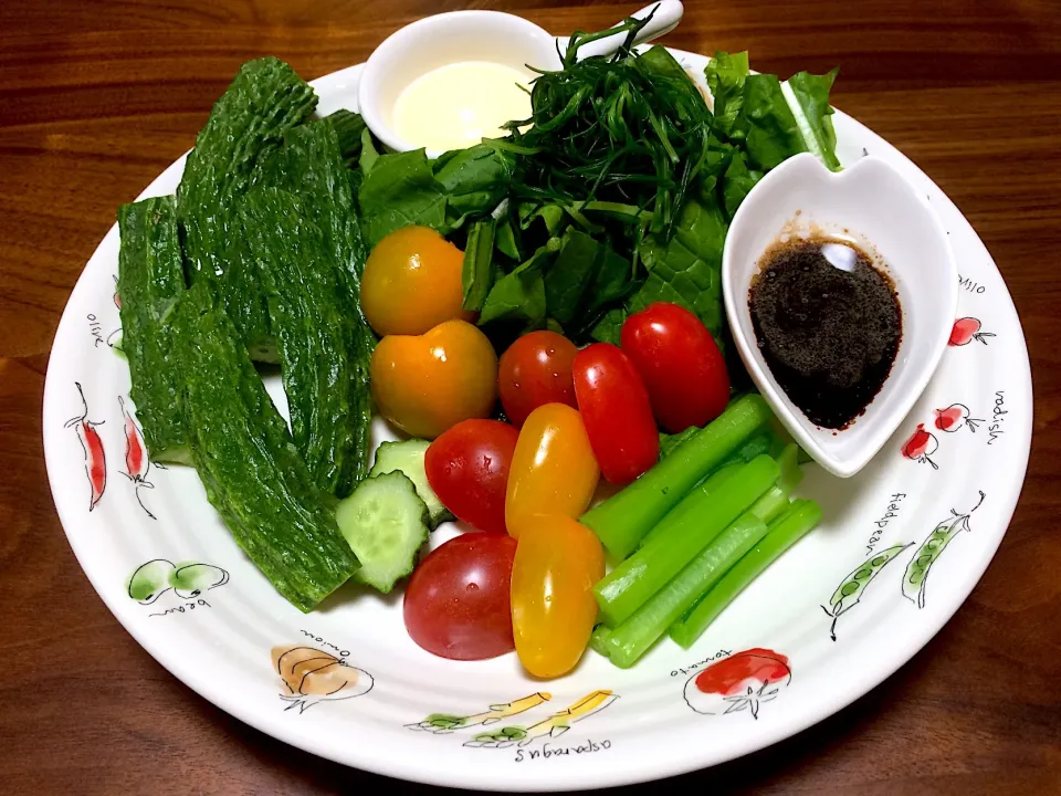 サラダ小松菜🌱つぶつぶ胡瓜🥒カラフルとまと🍅 
バルサミコとマヨネーズとお好みで🌚🌝|ぱぴこ家さん