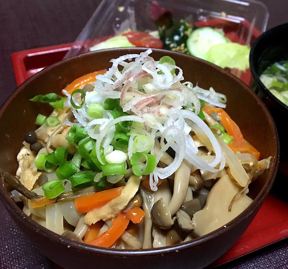 営業マンの朝ごはん☀️☀️🔆
きのこ旨煮丼🍄🐴  味噌汁  サラダ🥗|ぽんたさん