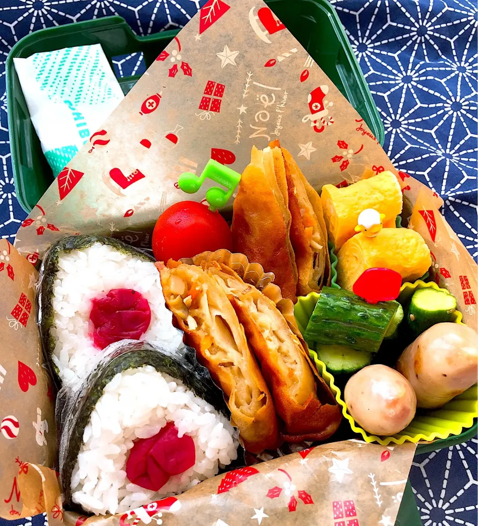 #お弁当  #お父さん弁当  #お弁当じまん 
#おむすび弁当 #梅干しおむすび 
#春巻き  #きゅうりの浅漬け #玉子焼き 
 #百均すごいね #百均弁当箱 #メンズ弁当|Blueberry🫐さん