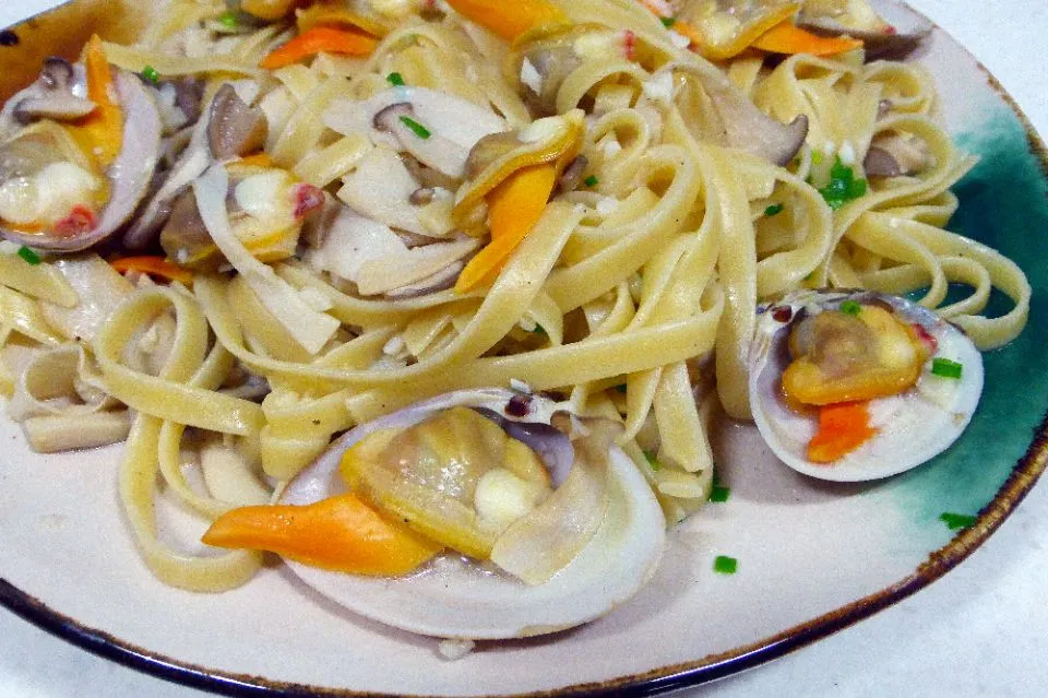 Snapdishの料理写真:pasta with clams|steven z.y.さん