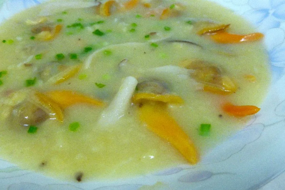 cream soup with clams and mushrooms|steven z.y.さん