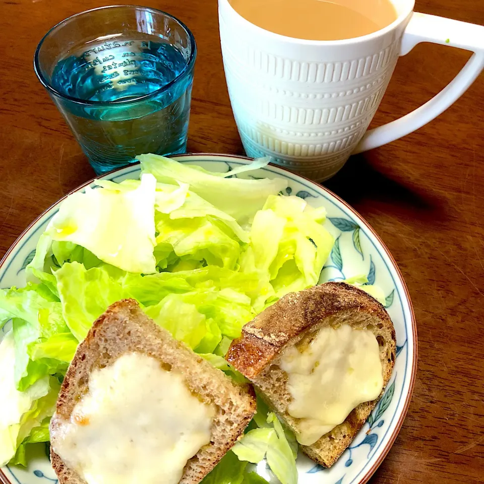 Snapdishの料理写真:控えめ朝ごはん|NAOMI.Nさん