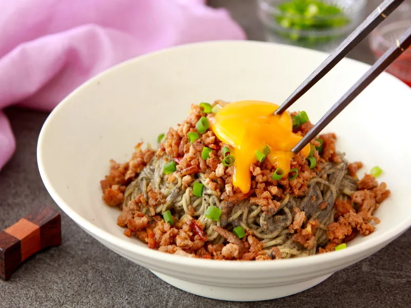 糖質オフ！こんにゃく麺で作る汁なし黒ゴマ坦々麺 #AllAbout|All About 料理レシピさん