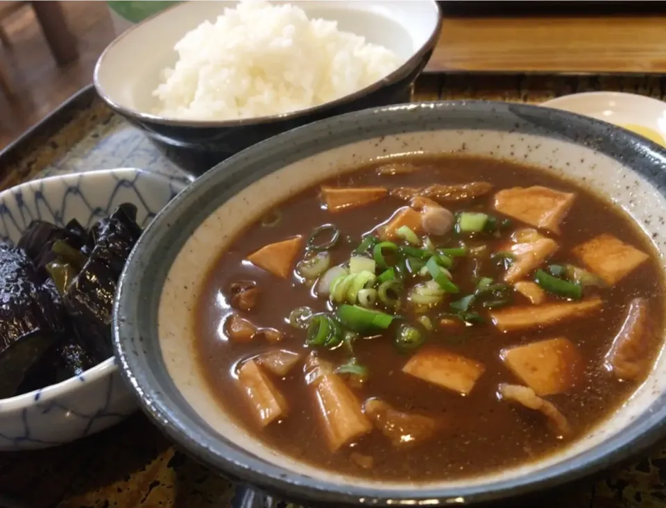 営業マンの昼ごはん☀️☀️☀️
豚汁定食＆茄子の揚げ煮🐷🍆
豚汁定食は400円。|ぽんたさん