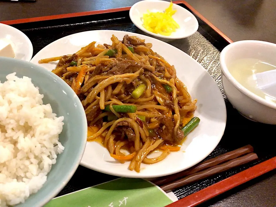 【日替】牛肉とニンニクの芽の四川風炒めを頂きました。|momongatomoさん