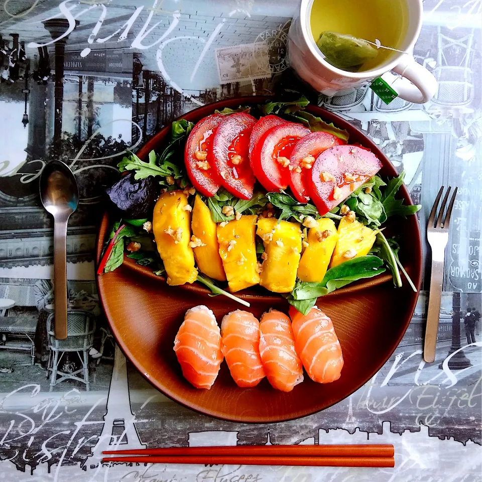 休日の昼ごはん♪お寿司🍣・トマトとマンゴーサラダ🥗|キノコ🍄さん