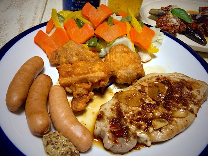 今日の男飯(｡-_-｡)お楽しみプレート🎶ステーキ&唐揚げ&粗挽きポーク&蒸し野菜🎶|ひーちゃんさん