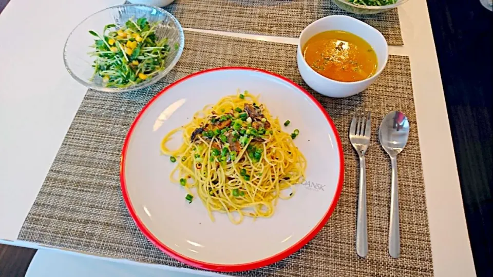 今日の夕食  さんまの塩焼きのパスタ、豆苗サラダ、コンソメスープ|pinknari🐰🌈さん