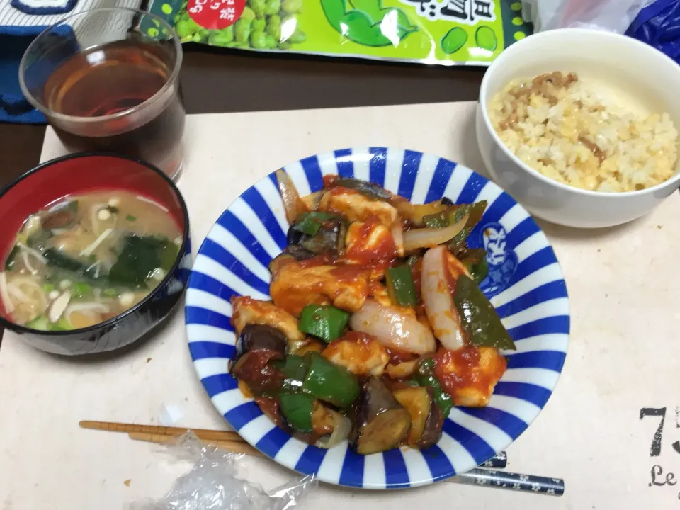 夏野菜と鶏肉の酢豚風、味噌汁、納豆|ohwayさん