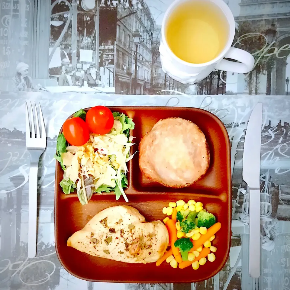 休日の晩ご飯♪グリルチキンときのこ・サラダ|キノコ🍄さん