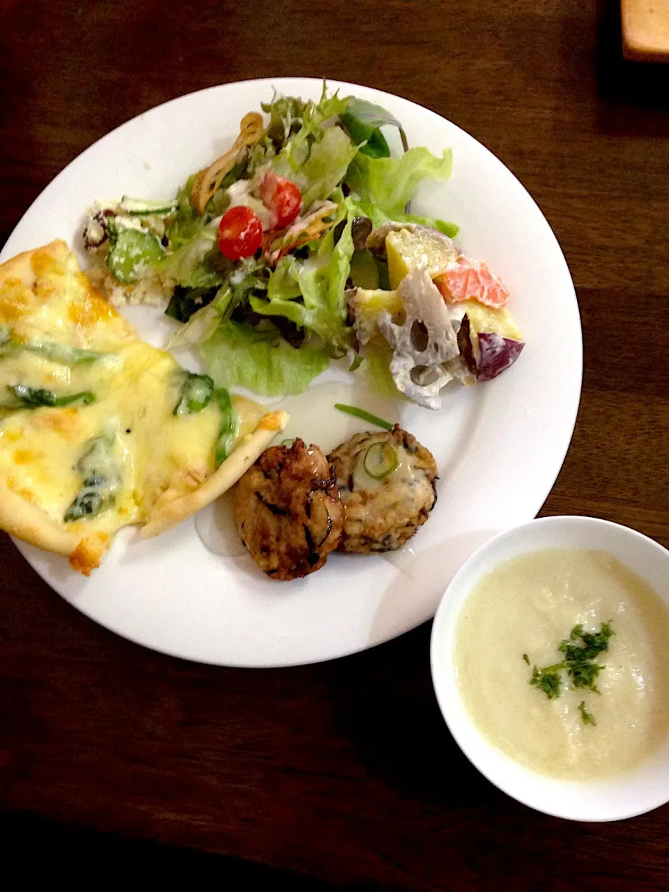 ひじきの豆腐ハンバーグと季節の野菜ピザ🍕 根菜サラダ🥗とカブと米粉のポタージュ|Hiroko's Kitchenさん