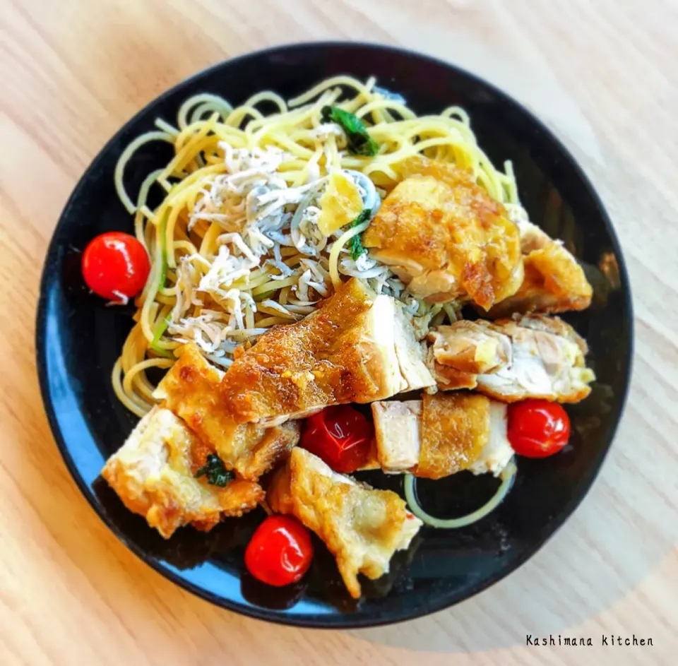 しらすパスタにカリカリチキンのプチトマトソテーかげ🍅|Kashimanakitchenさん