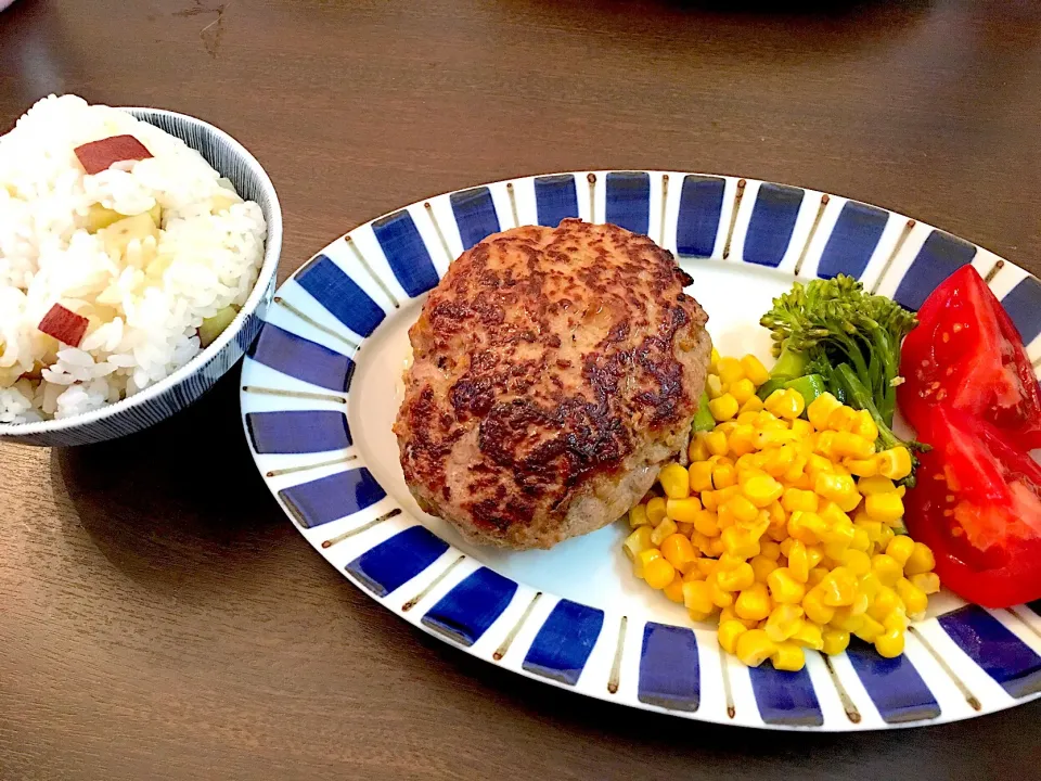 カマンベールチーズ入りハンバーグ
サツマイモご飯|NAKATAさん