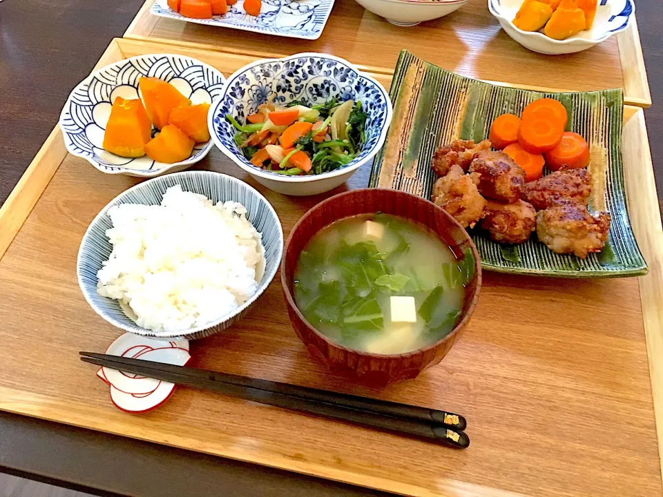 Snapdishの料理写真:醤油麹唐揚げ
人参グラッセ
カボチャの煮物
野菜炒め
お味噌汁|NAKATAさん