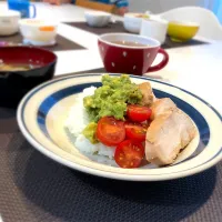 鶏チャーシューとアボカドペーストののっけ丼|やっこさん