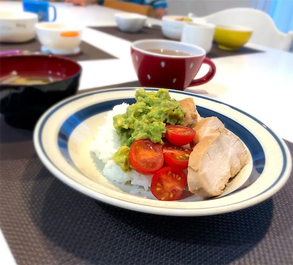 鶏チャーシューとアボカドペーストののっけ丼|やっこさん