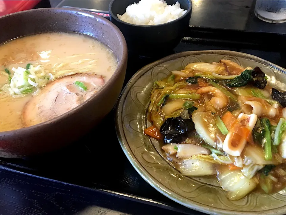 営業マンの昼ごはん☀️☀️☀️
週替わりランチ
具だくさん八宝菜とらーめん🍜|ぽんたさん