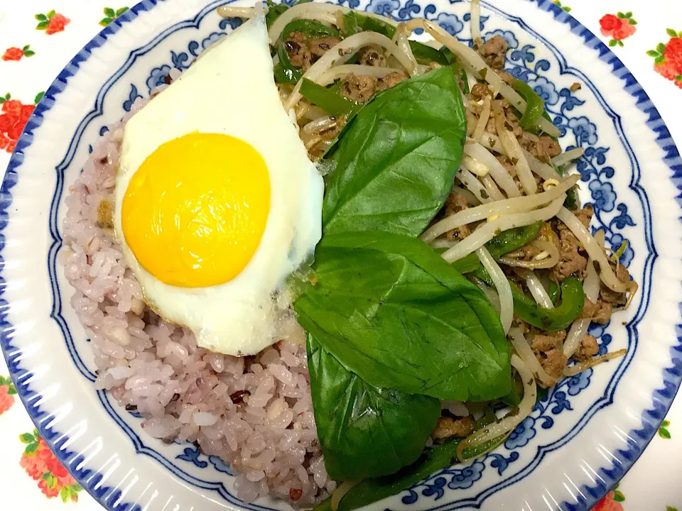 スーパーフードプレミアム雑穀米でモヤシ入りガパオライス🍚😋|yumyum😋さん