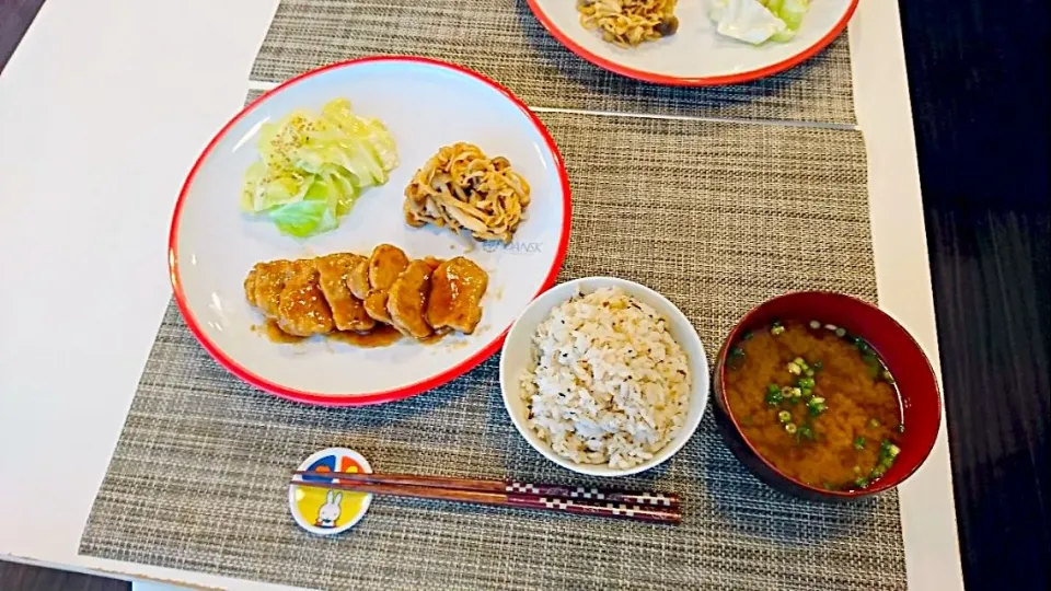 今日の夕食 豚ヒレの黒酢酢豚、塩麹キャベツ、切り干し大根の炒め物、麦ご飯、味噌汁|pinknari🐰🌈さん