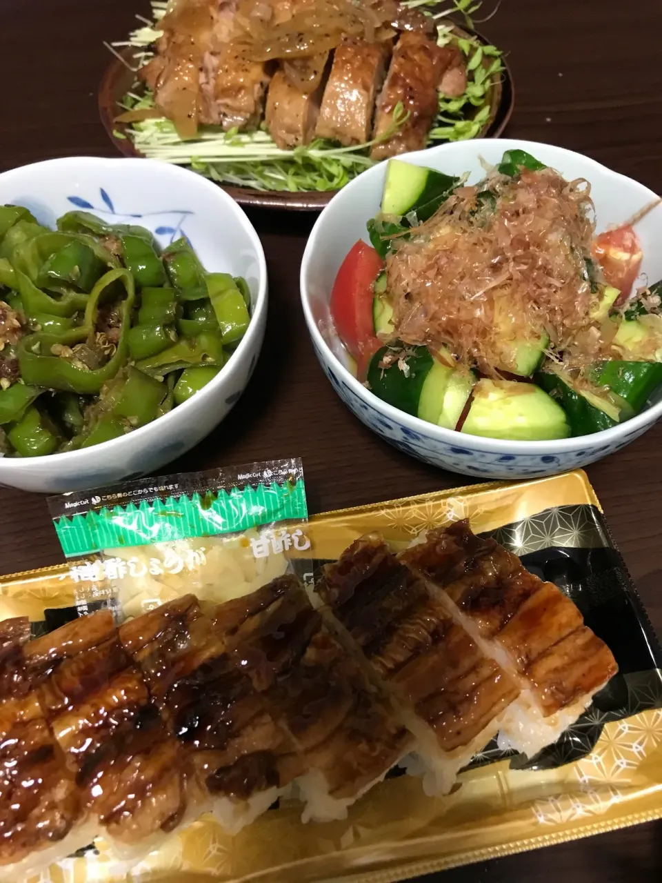 Snapdishの料理写真:7月3日晩ご飯。チキンステーキ、甘長唐辛子炒め、トマキュウの鰹節和え、穴子寿司、お味噌汁。|あやさん