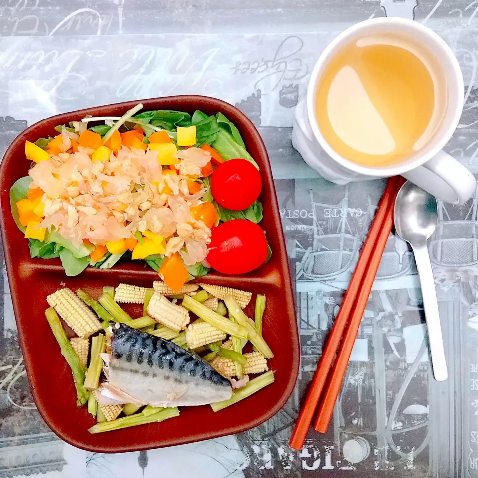 平日の晩ご飯♪フライパンでさばの塩焼き・焼き野菜・サラダ|キノコ🍄さん