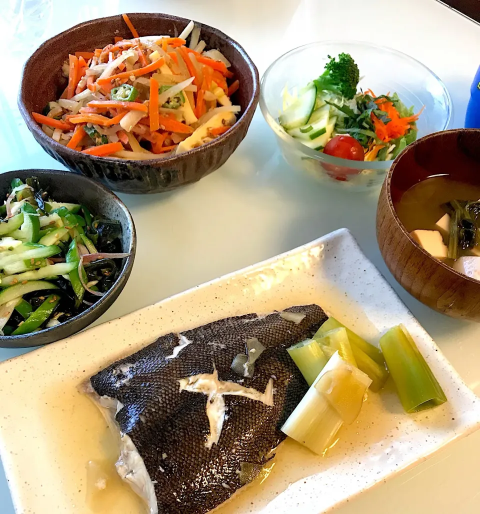 カレイの煮付け定食  
きゅうりとミョウガの酢の物   
きんぴら大根   
酢の物好きな息子は一瞬でも平らげた！|Snow10さん