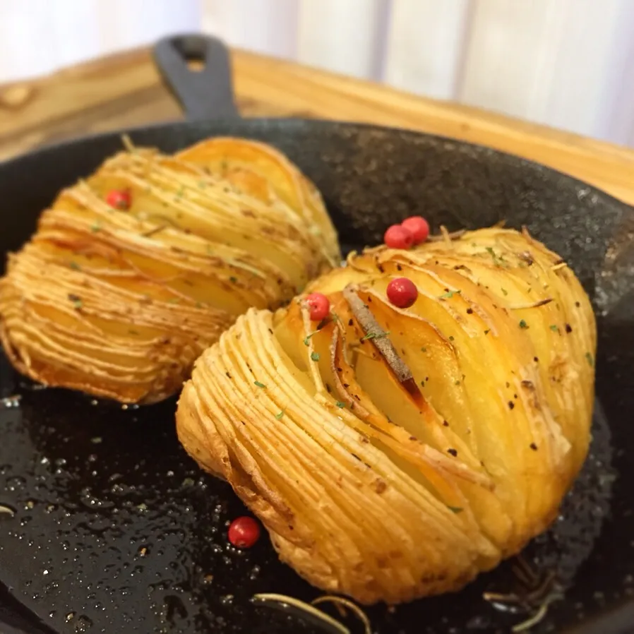 Snapdishの料理写真:7/3 ハッセルバックポテト 
 #家庭料理  #世界のレシピ  #ウインナー  #料理男子 #hasselbackpotatoes|うっちーさん