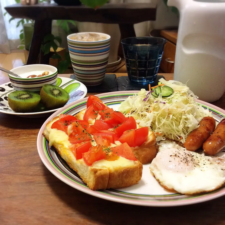 Snapdishの料理写真:トマトチーズトースト & 目玉焼き 2018.6.24|キラ姫さん