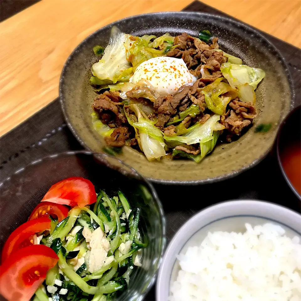 Snapdishの料理写真:今日の晩御飯
豚肉とレタス炒め/きゅうりの中華風サラダ|&しーさん