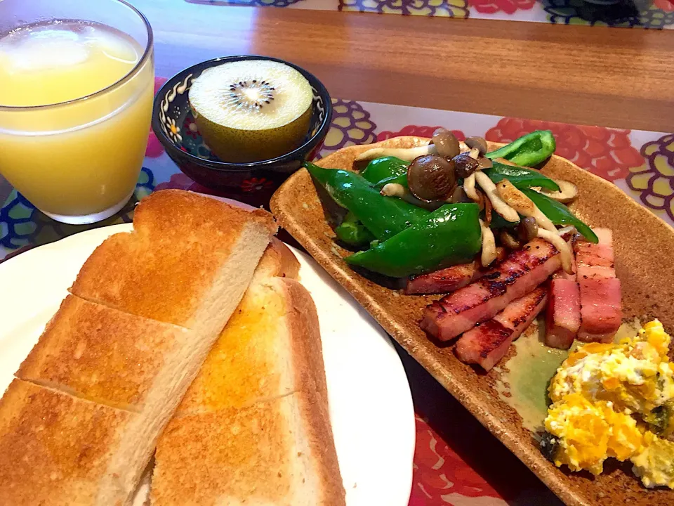 朝ごはん
ベーコンとピーマンとしめじのオリーブオイル炒め、かぼちゃサラダ、食パン、キウイ、パイナップルカルピス|かよちゃんさん