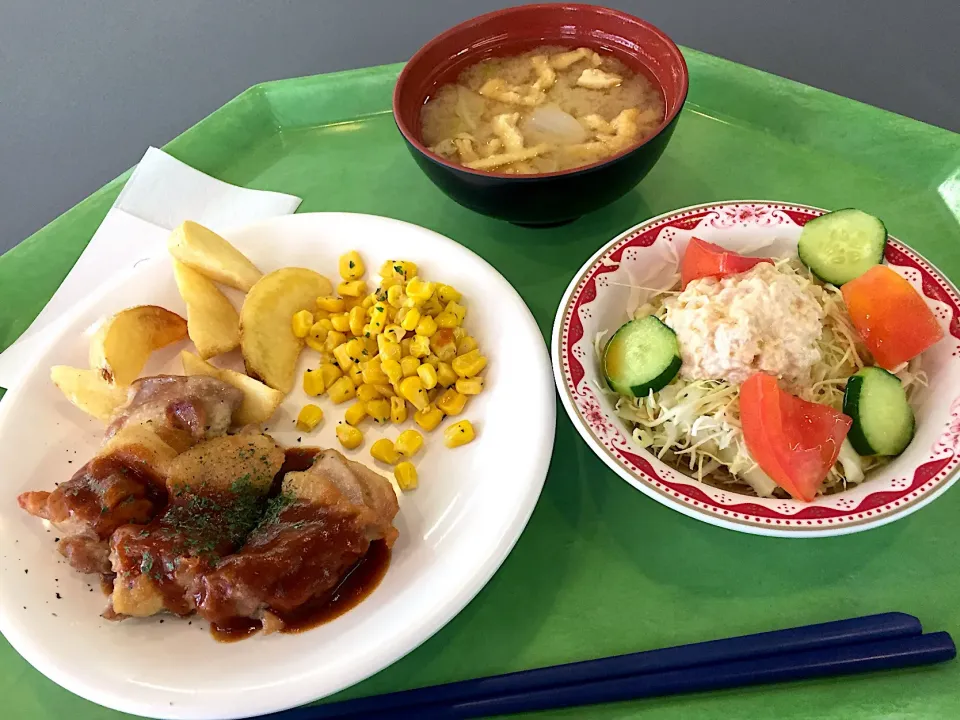 チキンソテーマデラソース、ツナとトマトのサラダ、|Tadahiko Watanabeさん