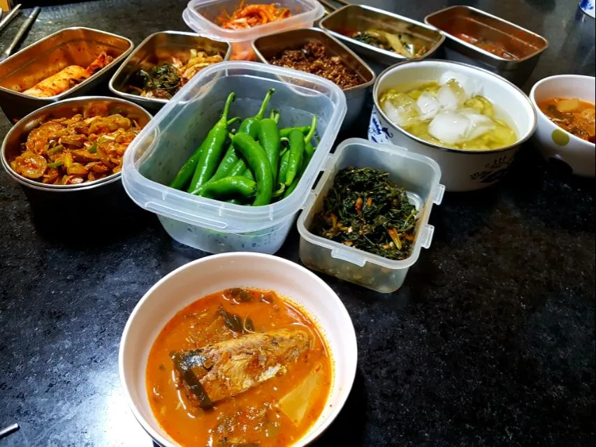 캔 꽁치 김치찌개에 여러가지 반찬들이 한가득 합니다^^

밭에서 따온 청고추 마늘쫑 고추잎 무침 오이 무침 오이냉국 열무김치 도라지 무침 무김치 며루치볶음 고추장 된장..... 

#김치찌개 #꽁치찌개 #한식 #홈쿡 

缶さんまキムチ鍋に様々なおかずがいっぱいです^^😋

畑から取った青唐辛子|Parkさん