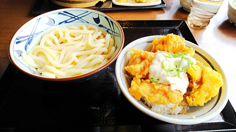 「タル鶏天ぶっかけ」の丼定食バージョン💕

 #丸亀製麺 #タル鶏天#ねぎ&天かすのせて写真撮ればよかった😅|ひとみんΨ(*´∀｀)Ψさん