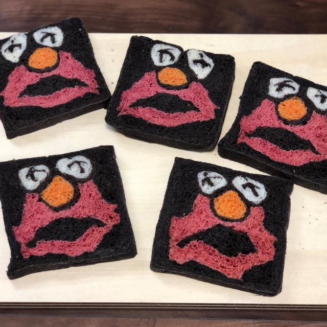 ユニクロ カウズ セサミストリートのエルモのイラスト食パンusjキャラクター Usj セサミストリート エルモ キャラパン 角食パン 食パン おうちパン 手作りパン デコパン イラストパンelmoカウズユニクロ Uniqlokaws Izuyo Snapdish スナップディッシュ Id Jrl8pa